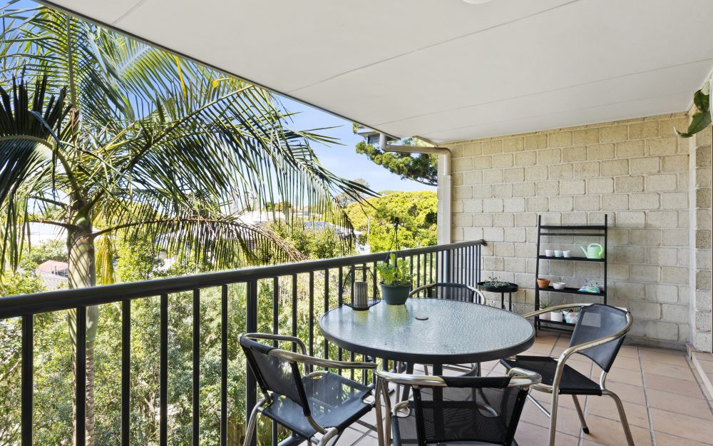 Large Top Floor Apartment – Situated on Quiet Street –