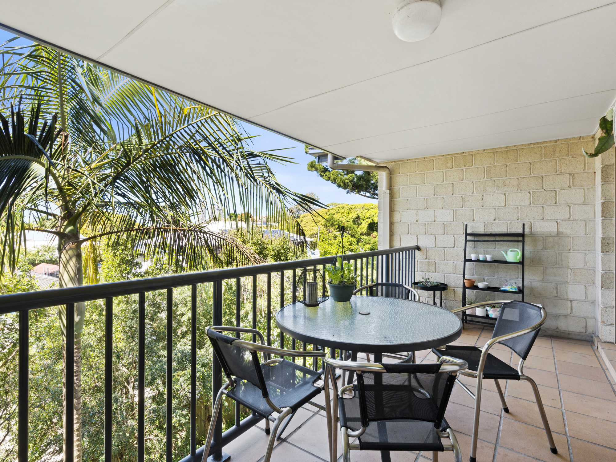 Large Top Floor Apartment – Situated on Quiet Street –